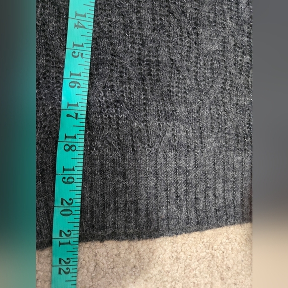 MADEWELL Alpaca Blend Lightweight Gray V-Neck Cable Knit Sweater. Medium - Picture 8 of 10
